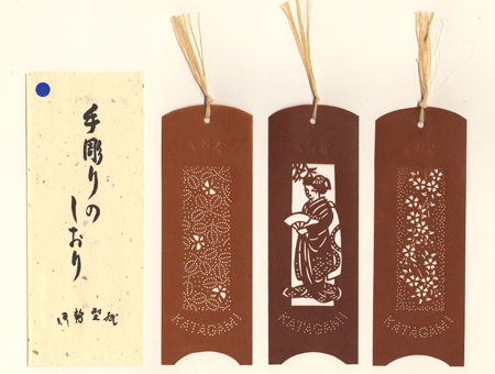 手彫りのしおり-青