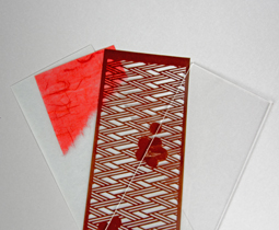 透明のプラスチック板２枚の間に、色和紙と型紙を挟みます。