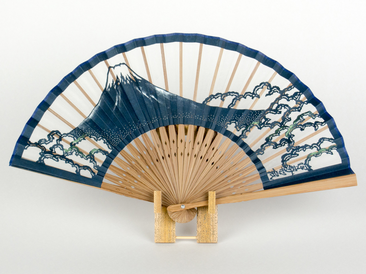 縁起がよい！不死身を意味する。富士山 波 扇子 竹製 縁起がよい！不死身を意味する。富士山 波 扇子 竹製