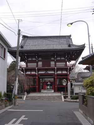 子安観音寺の山門（正面より）