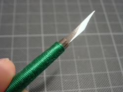 黒檀の柄付き小刀の刃先写真：斜め方向