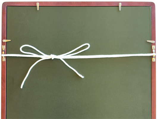 色紙額Aの裏面（額縁の吊紐）