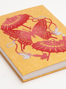 御朱印帳「蝶に和傘」（金）表紙を斜めから見た場合