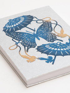 御朱印帳「蝶に和傘」（銀）表紙を斜めから見た場合