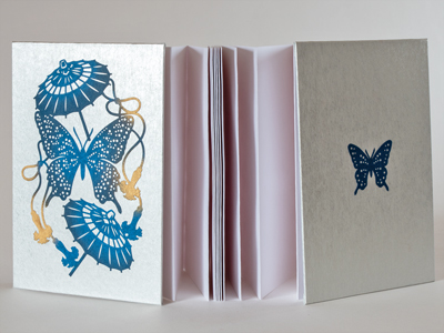 御朱印帳「蝶に和傘」（銀）ジャバラ式