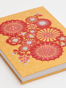 御朱印帳「和傘に花尽くし」（金）表紙を斜めから見た場合