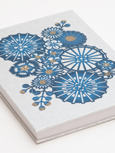 御朱印帳「和傘に花尽くし」（銀）表紙を斜めから見た場合