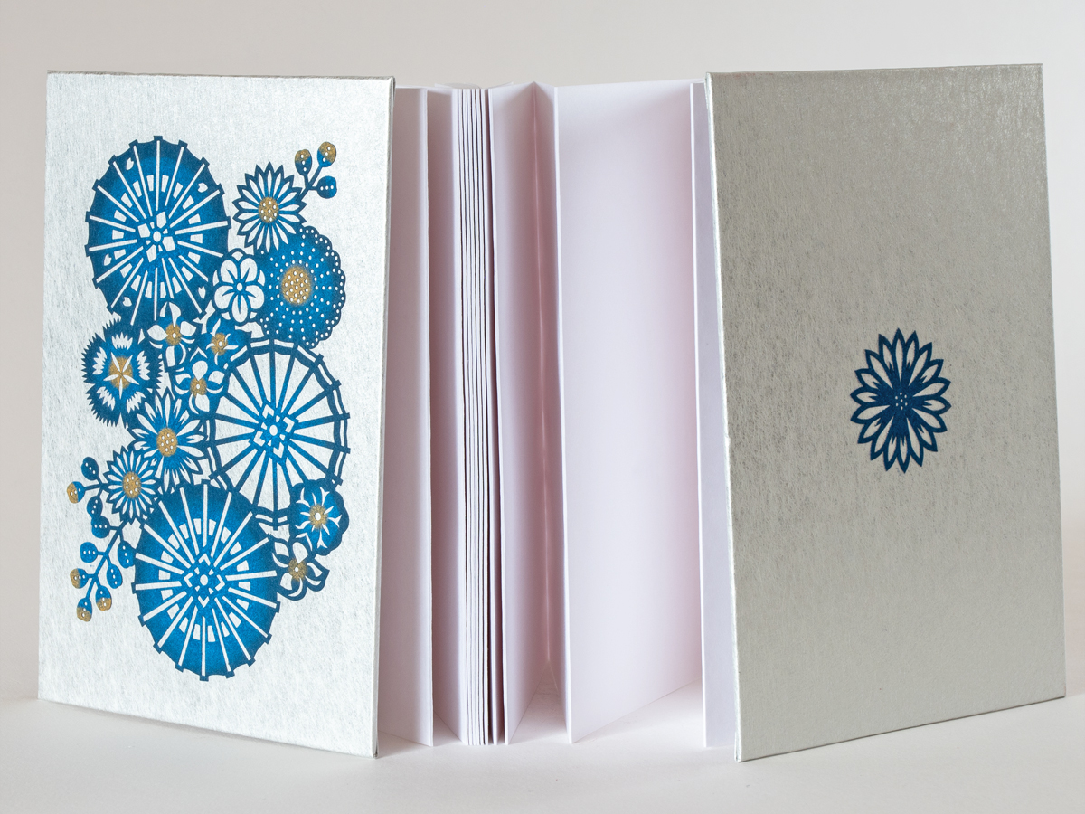 御朱印帳「和傘に花尽くし」（銀）ジャバラ式