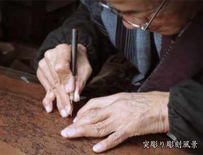 伊勢型紙突き彫りの彫刻風景